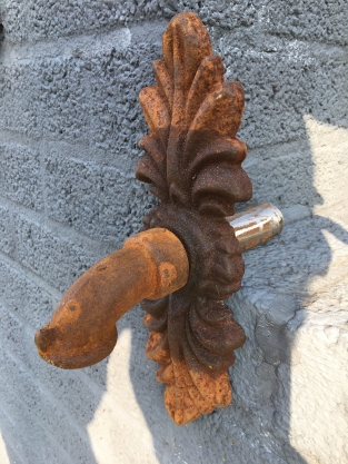 Wasserspeier für Wandbrunnen, Rosette + Doppelblatt, Gusseisen - Rust